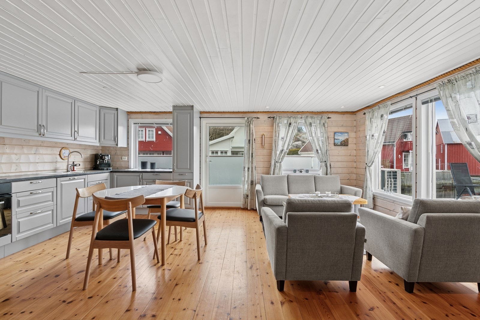 Åpen og sosial stue- og kjøkkenløsning, dette gir en luftig romfølelse. Galleribilde