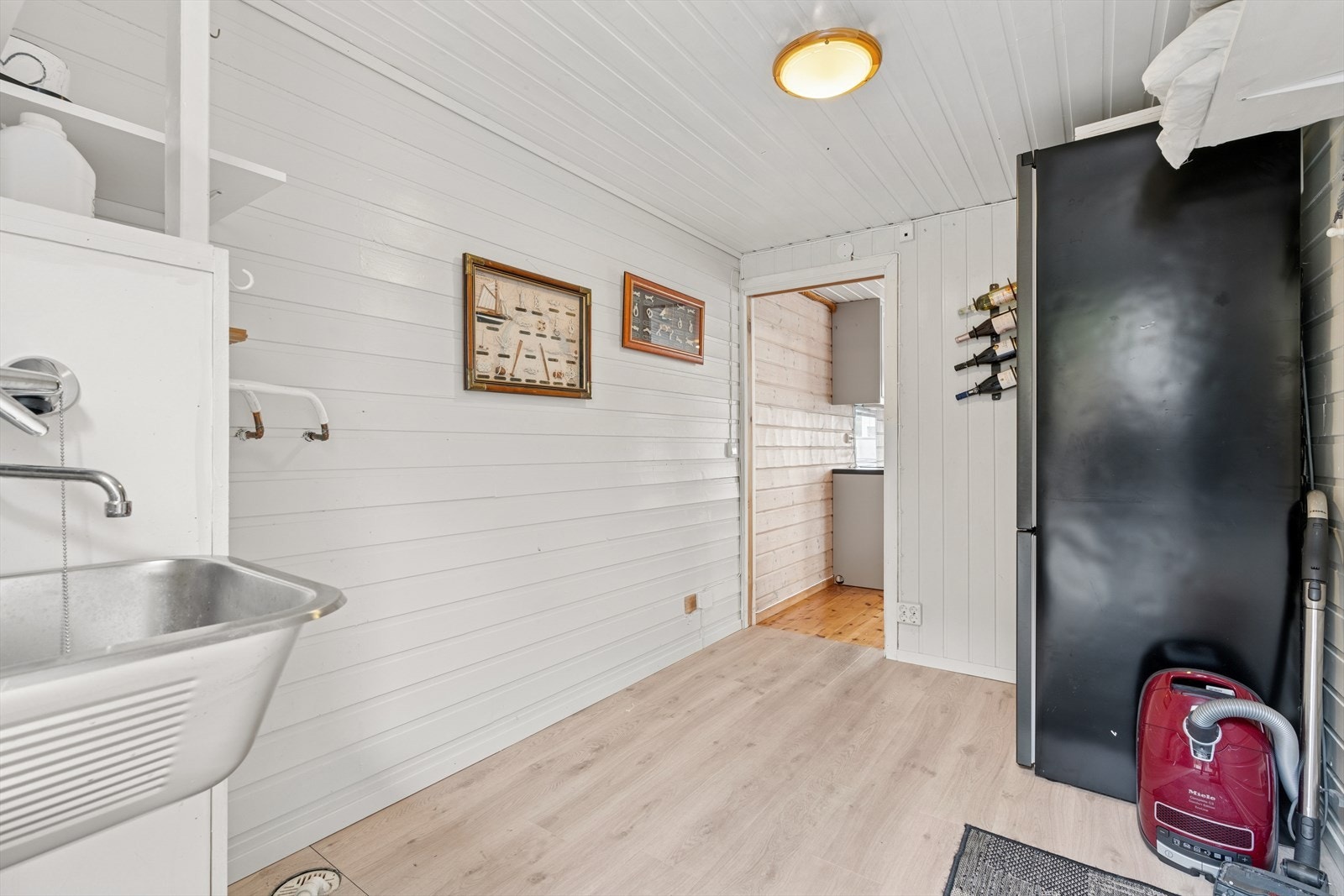 Bod med god plass til oppbevaring, utslagsvask samt kan fungere som bi-inngang. Galleribilde