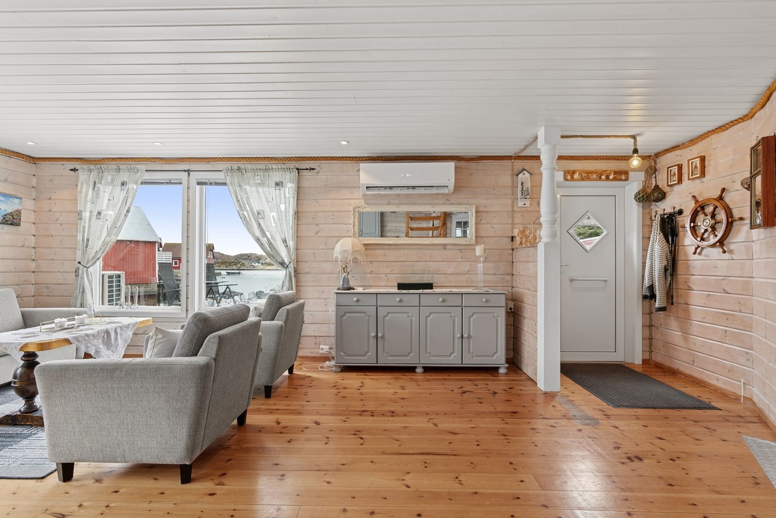 1. etasje har en trivelig gang som ønsker deg velkommen inn, god plass til å henge fra seg ytterklær. Galleribilde