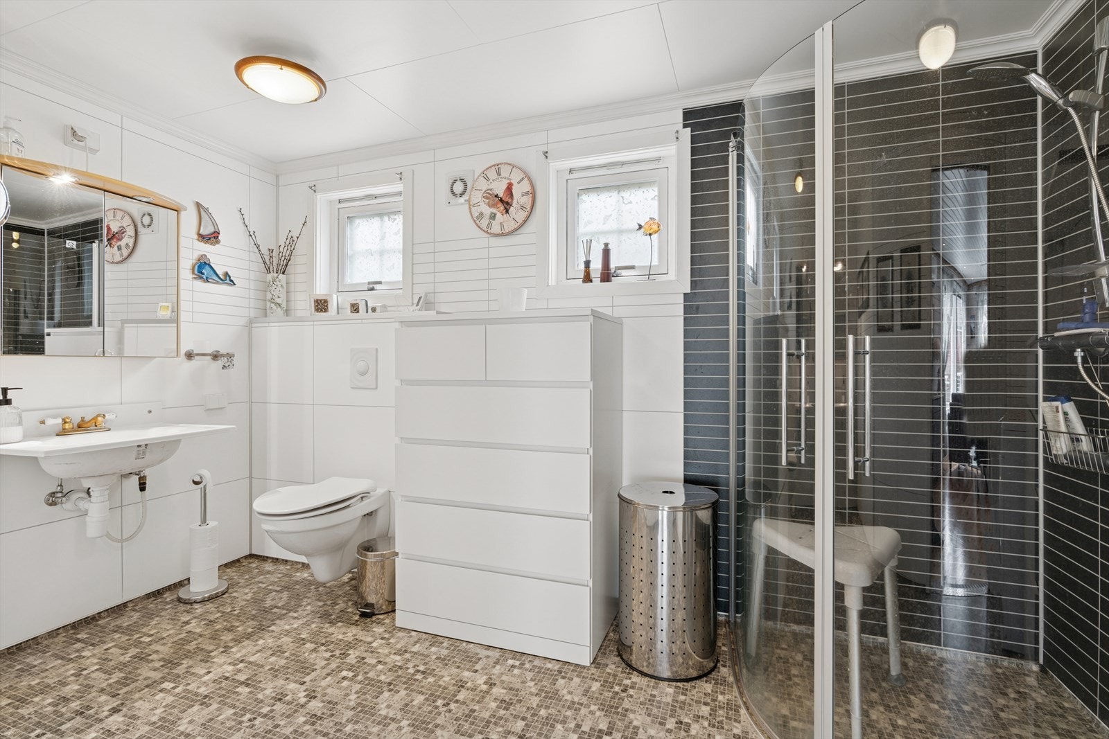 Pent bad/vaskerom (2012) med belegg på gulv og våtromsplater på vegger. Galleribilde