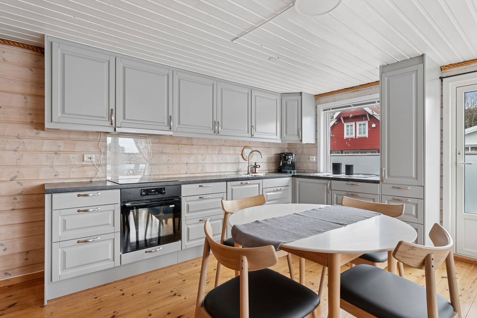 Det er montert lekkasjesensor i kjøkkenskap. Kjøkkenventilator over komfyr/platetopp. God skap- og benkeplass. Kjøkkenet er innredet slik at matlagingen forenes med sosialt samvær. Galleribilde