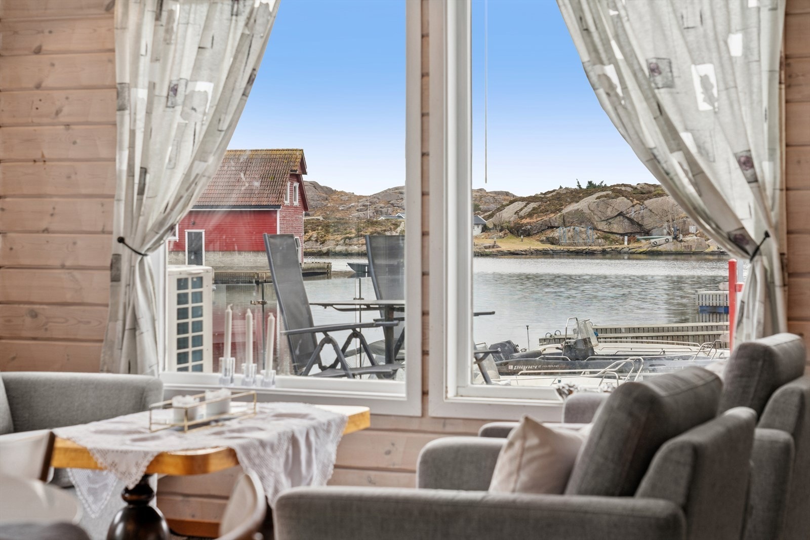 Store vindusflater som gir godt med lysinnslipp. Galleribilde