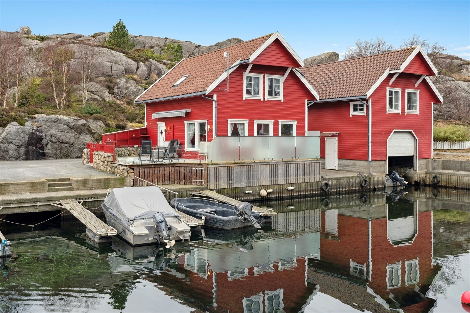 På finværsdager kan man ta båten rundt fyret og videre, eller ta en båttur gjennom Norasundet og inn til Egersund sentrum. Her bys det på det meste av bymessige fasiliteter og servicetilbud, i tillegg til en rekke severdigheter. Galleribilde