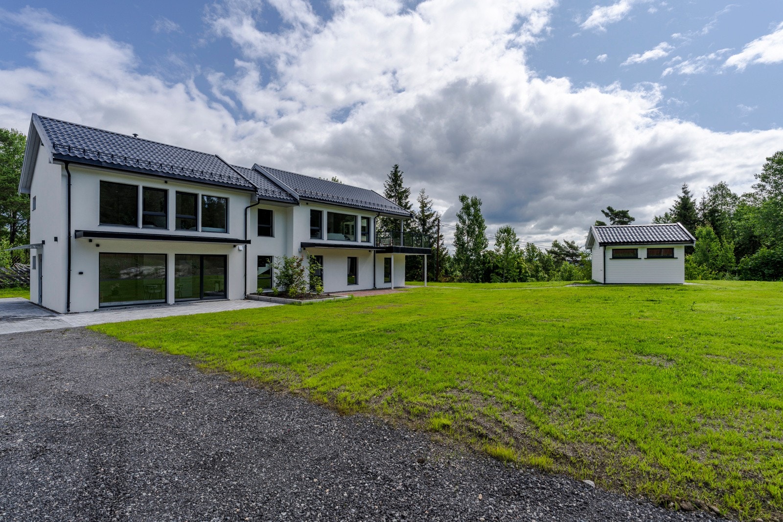 Eiendommen ligger i et rolig og etablert område med god adkomst og synlighet fra hovedveien. Galleribilde