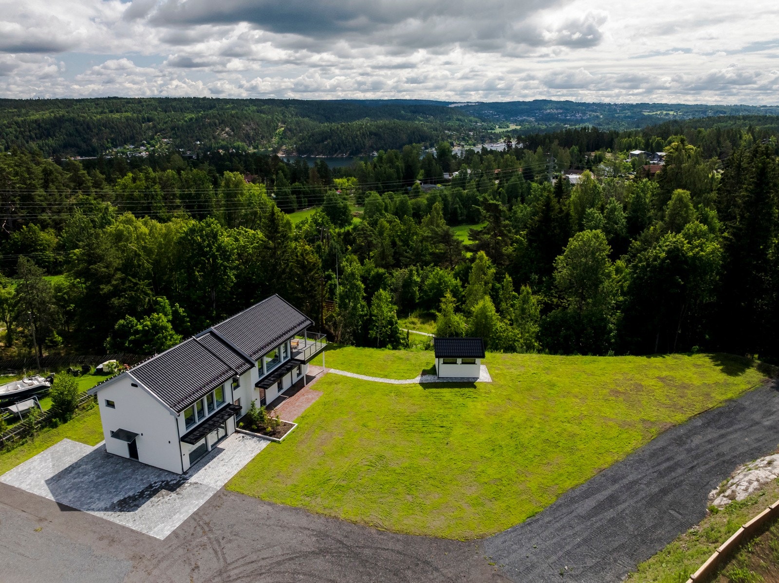 Området er omgitt av skog og sjø, med flotte tur- og rekreasjonsmuligheter rett utenfor døren. Galleribilde