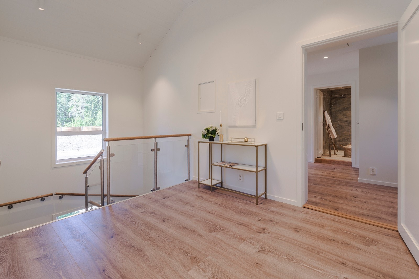 Videre inn til soverommene, badet og toalettrommet. Galleribilde