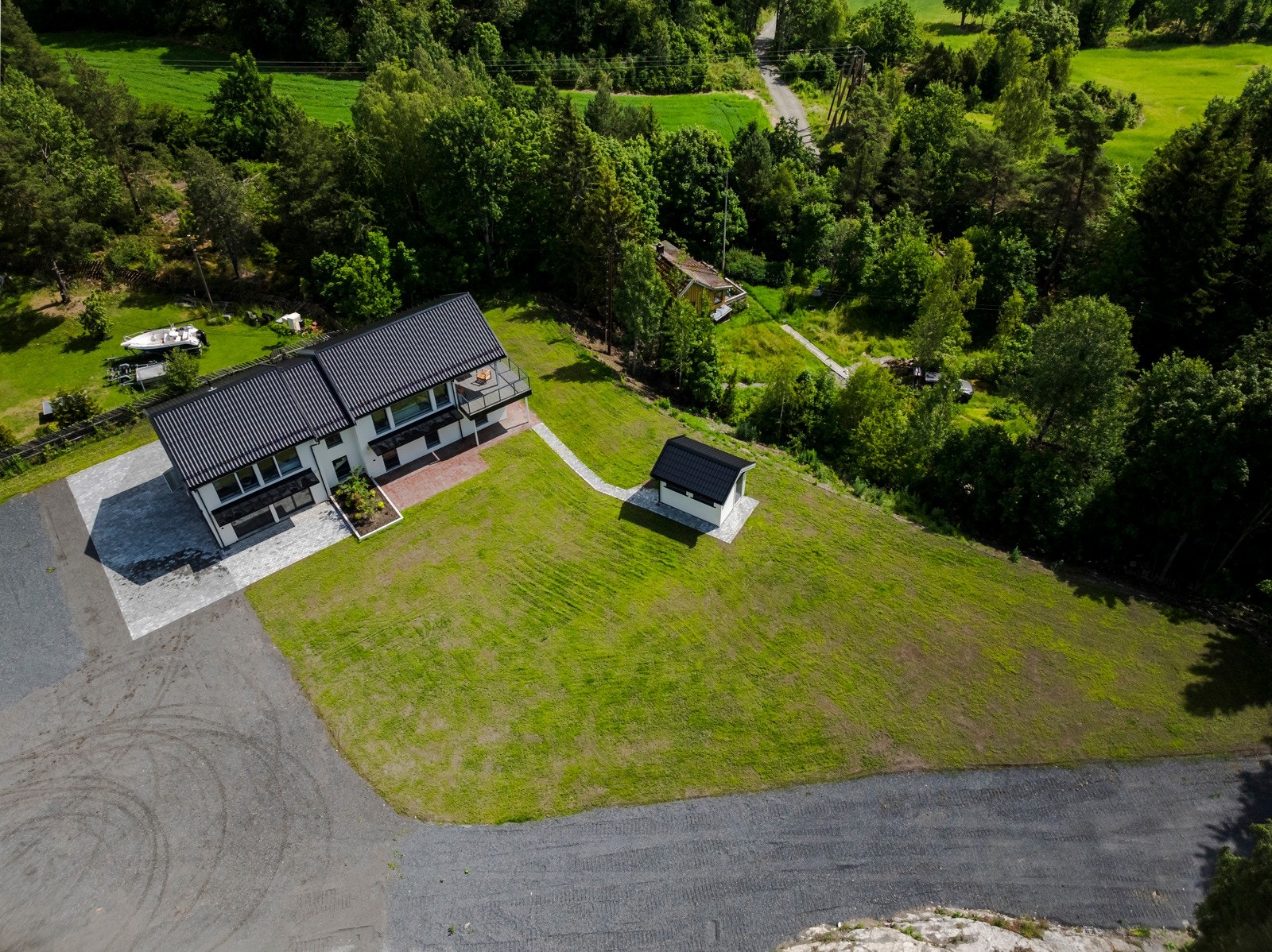 Boligen byr på lyse og luftige oppholdsrom, kvalitetsmaterialer, og en praktisk planløsning som passer både barnefamilier og par. Galleribilde
