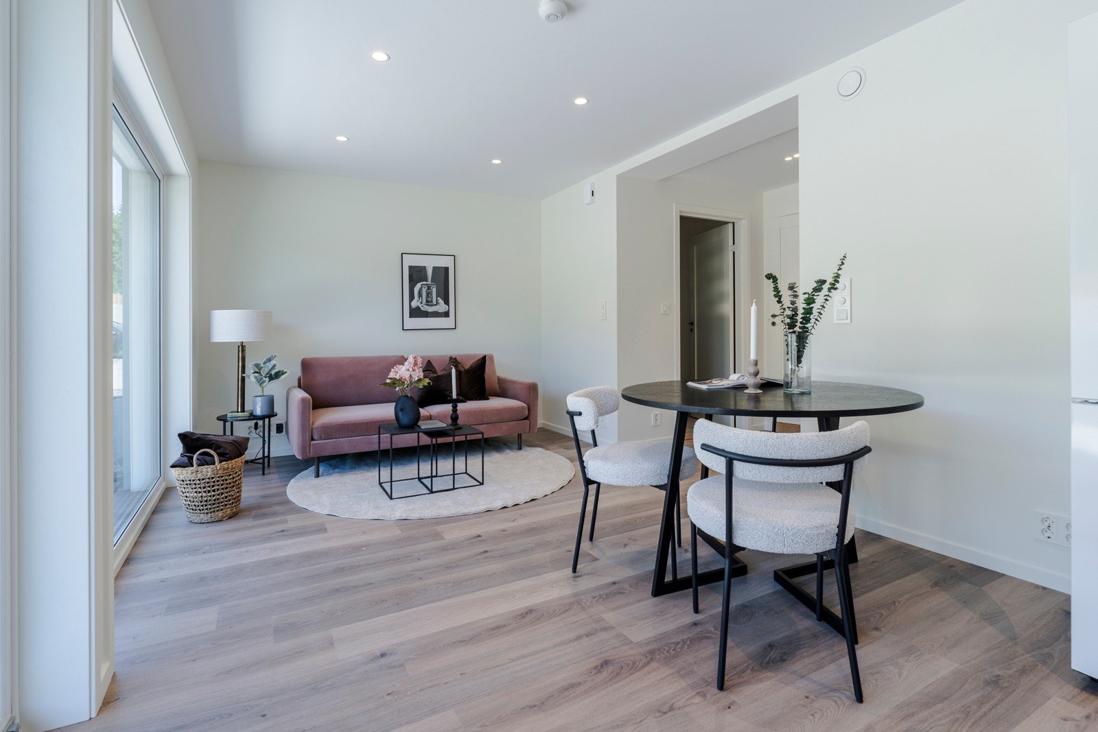 Stuen lar seg enkelt møblere med både sofa og spisebord, og de store vindusflatene sørger for rikelig med naturlig lysinnslipp. Galleribilde