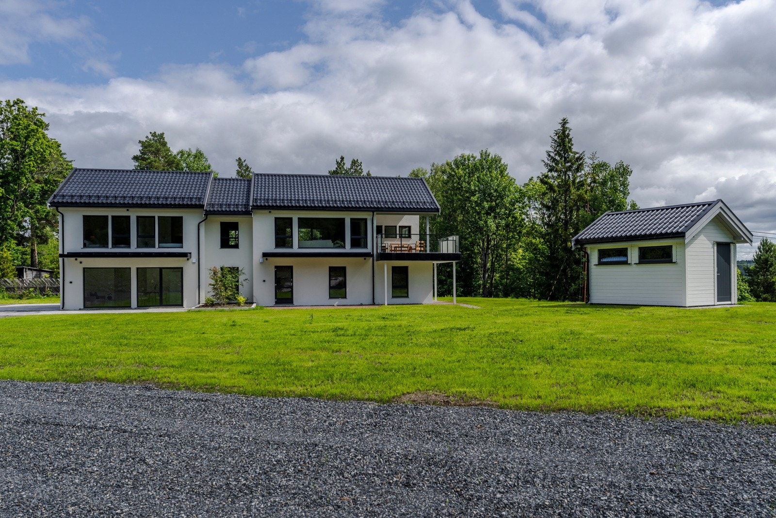 Nesoddveien 343 har en attraktiv beliggenhet sentralt på Nesodden, med kort vei til både servicetilbud og naturskjønne omgivelser. Galleribilde