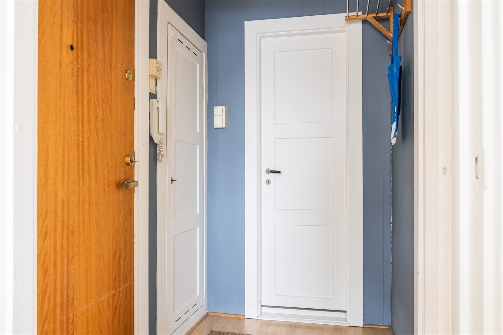 Entréen har god plass til oppheng av yttertøy, skohylle e.l. Galleribilde