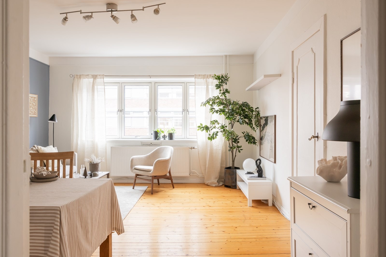 Leiligheten har rause vindusflater som slipper inn rikelig med naturlig sollys og skaper en hyggelig atmosfære. Galleribilde