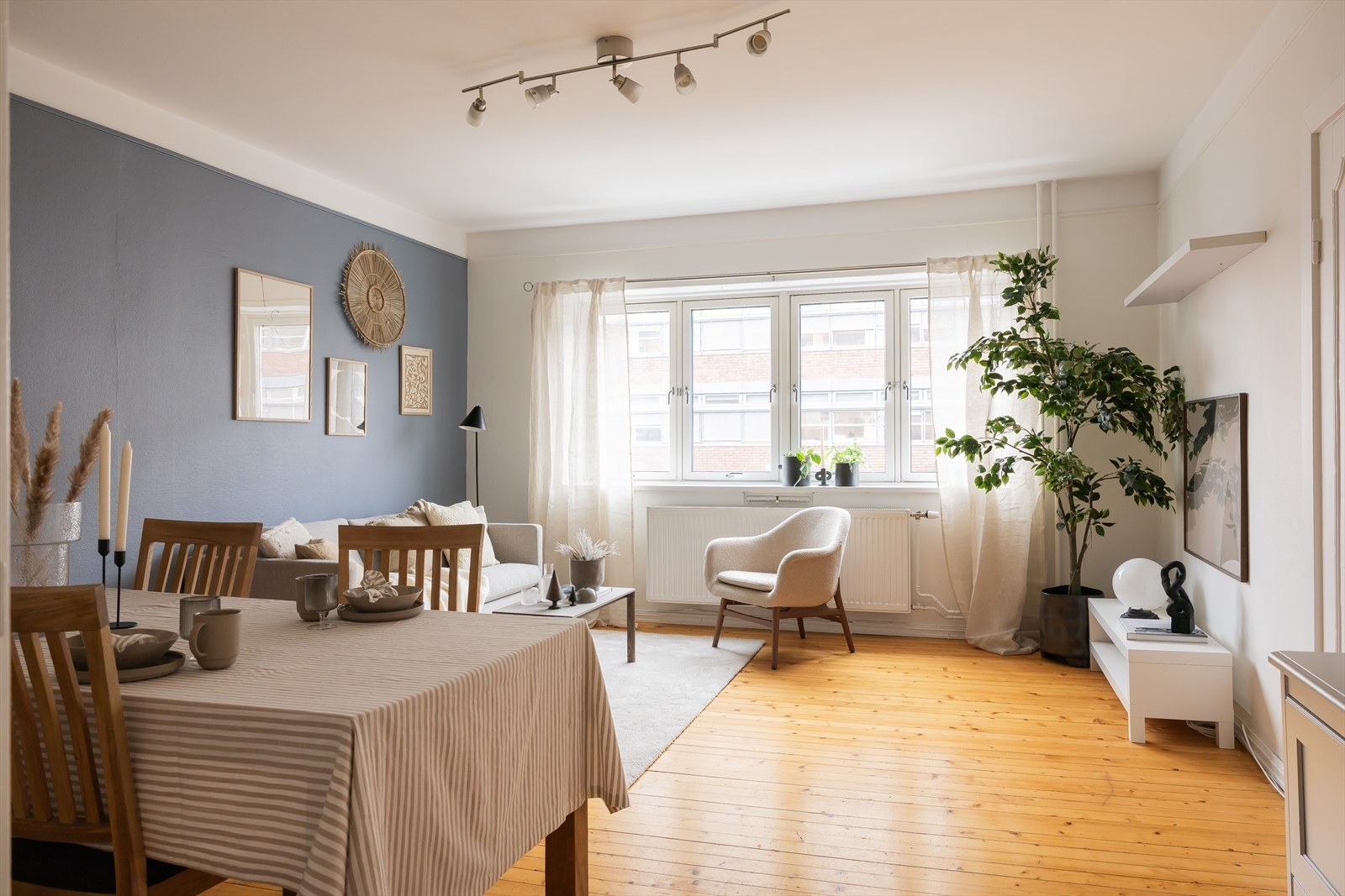 Leiligheten ligger på et høydedrag, noe som gir gode lysforhold gjennom hele dagen. Galleribilde