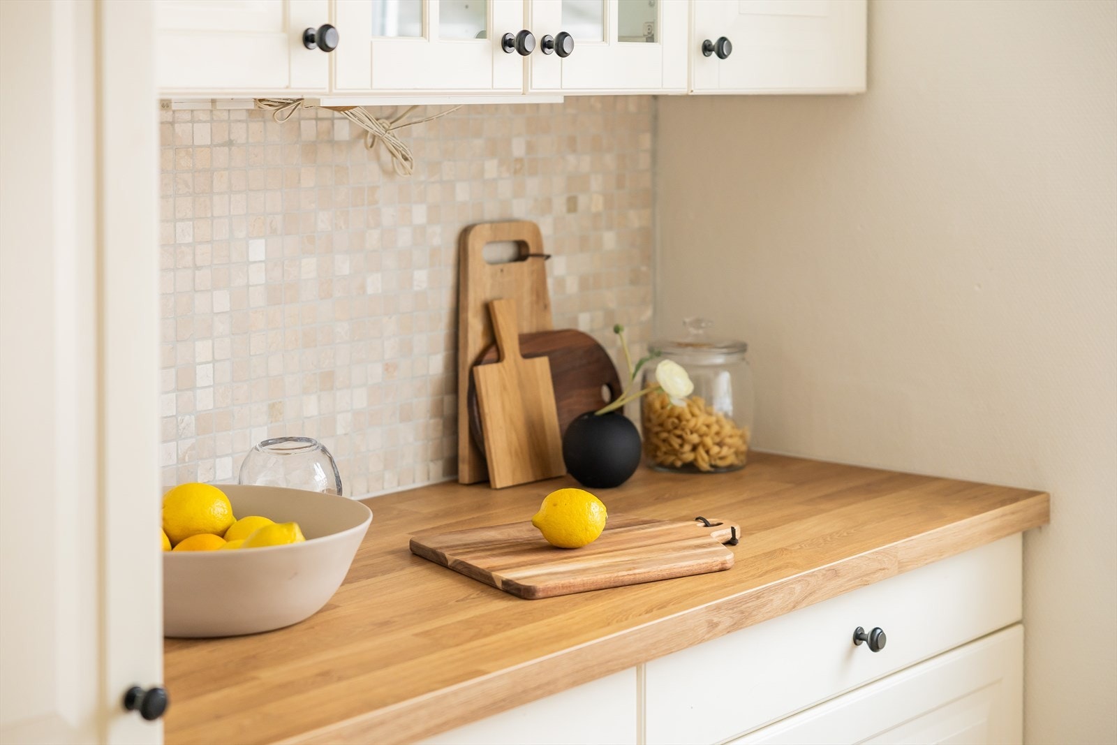 Kjøkkenet er innredet og designet med tanke på funksjonalitet og har godt med benk- og skapplass. Galleribilde