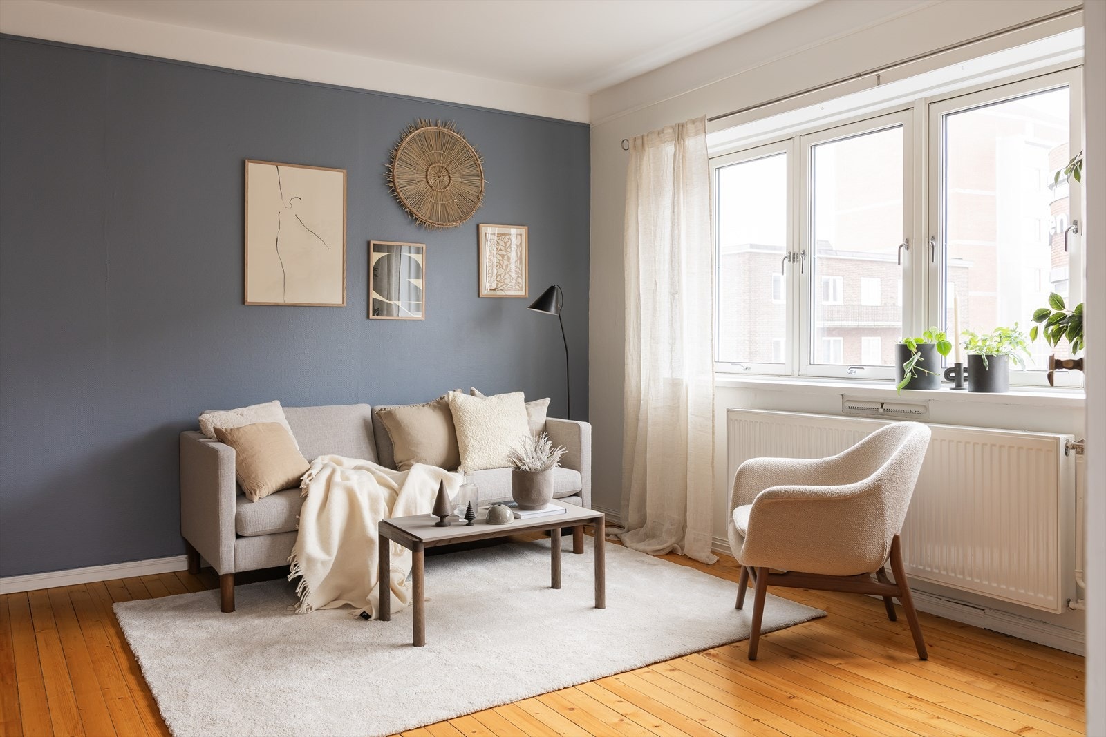 Stuen er lys og romslig, med god plass til både sofagruppe og spisebord. Galleribilde