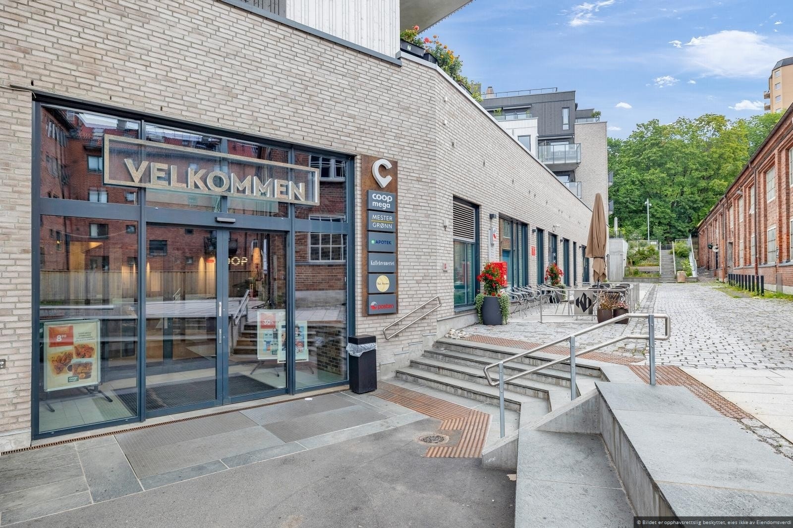 Carl Berners plass med sitt varierte utvalg av butikker, kaféer og servicetilbud ligger kun en kort spasertur unna. Galleribilde