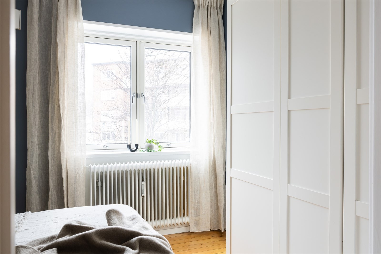 Soverommet er innredet med et stort garderobeskap. Galleribilde