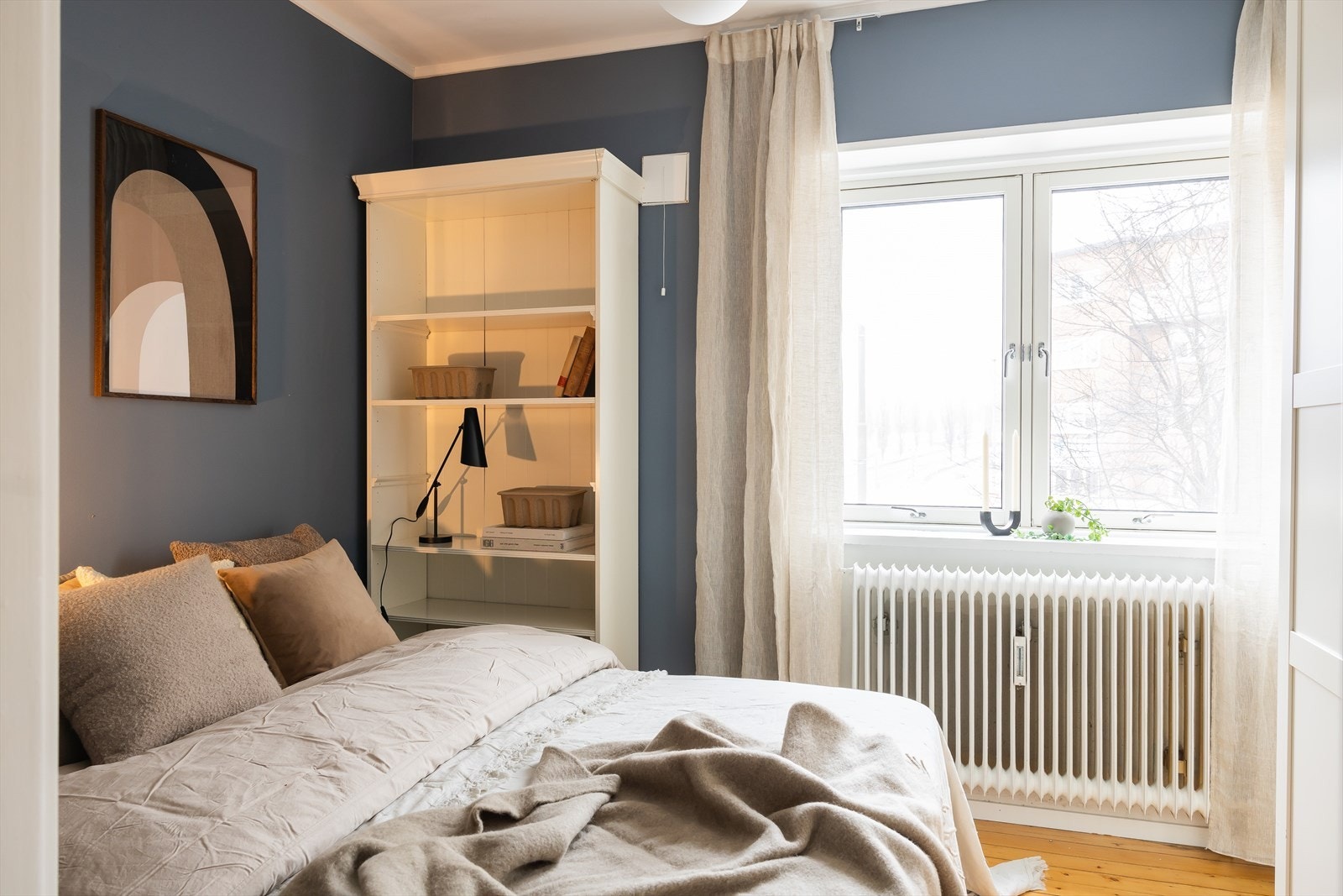 Soverommet har god plass til dobbeltseng, nattbord, kommode e.l. Galleribilde