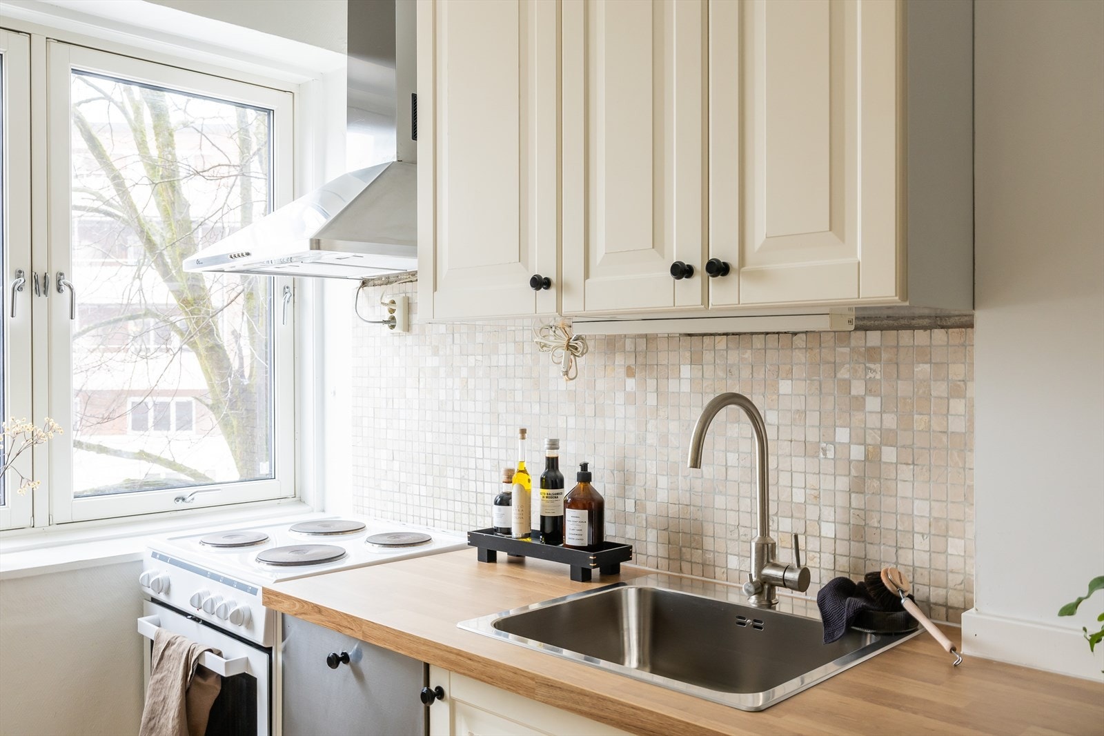 Kjøkkenet har veggmontert kullfilterventilator i stål. Oppvaskmaskin og kjøl/frys er integrert i innredningen. Galleribilde