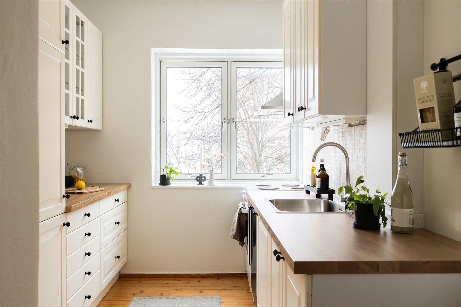 Godt ned naturlig lysinnslipp på kjøkkenet, som skaper en hyggelig atmosfære. Galleribilde