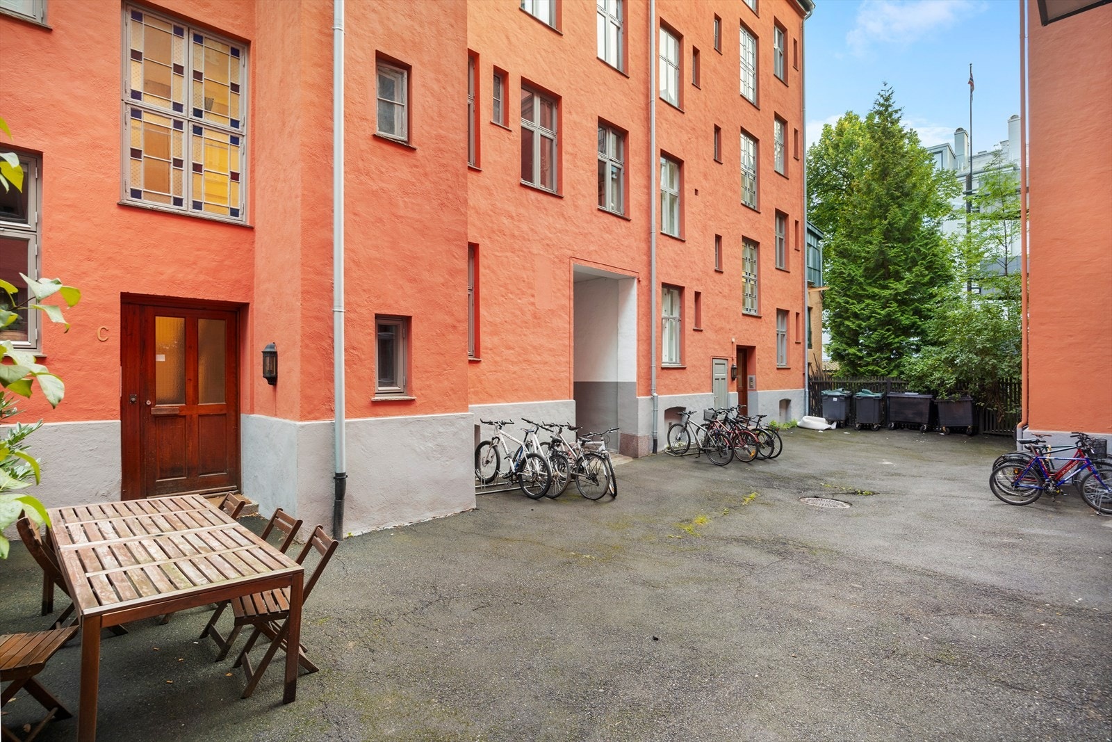 Bakgård. Galleribilde