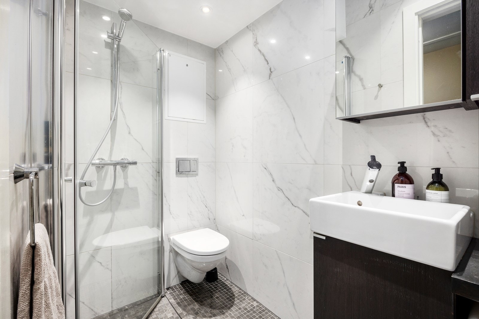 Svært pent, flislagt bad med varmekabler. Galleribilde