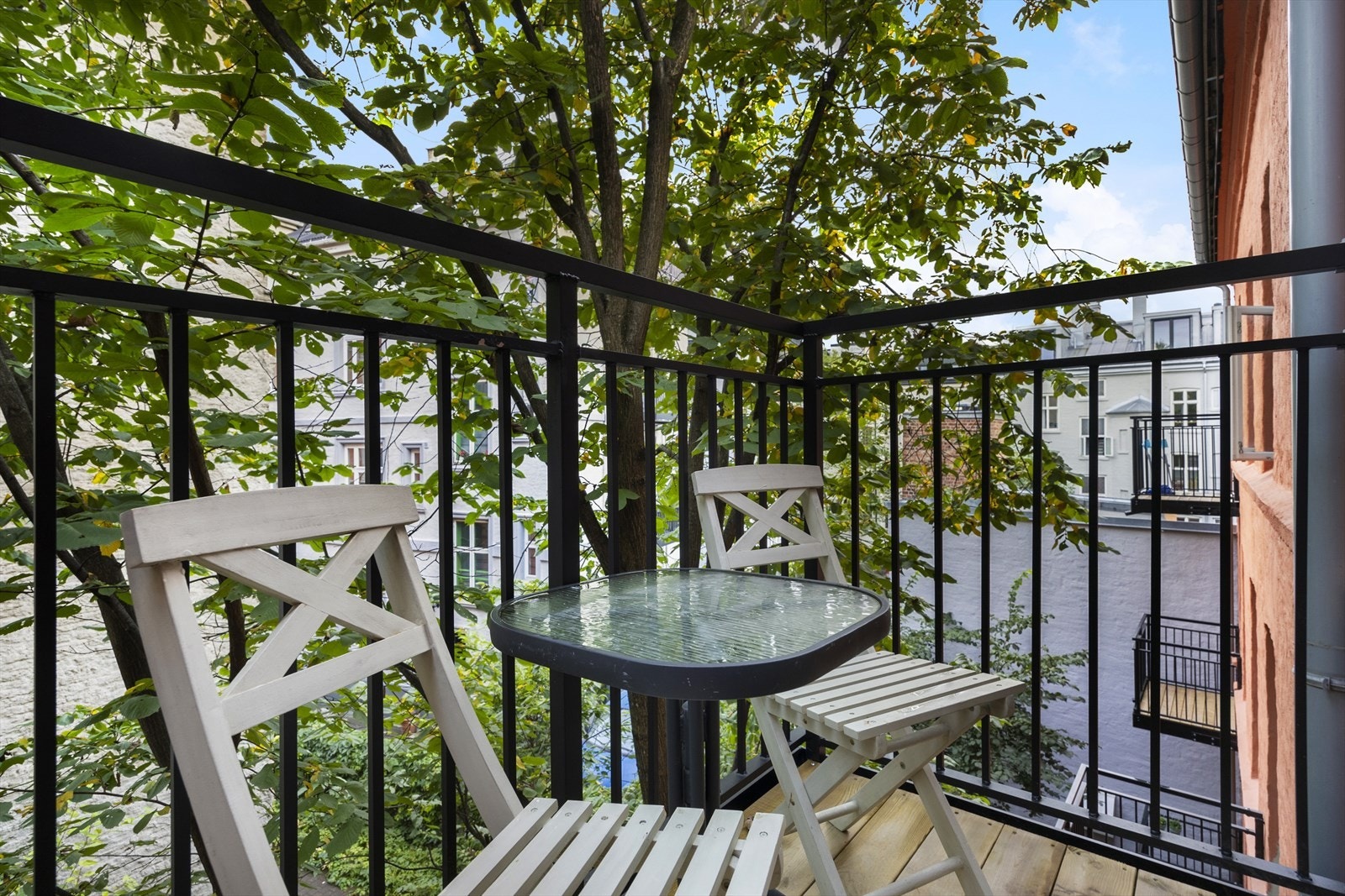 Balkongen er ny i 2025 og vender som resten av leiligheten mot rolig bakgård. Galleribilde
