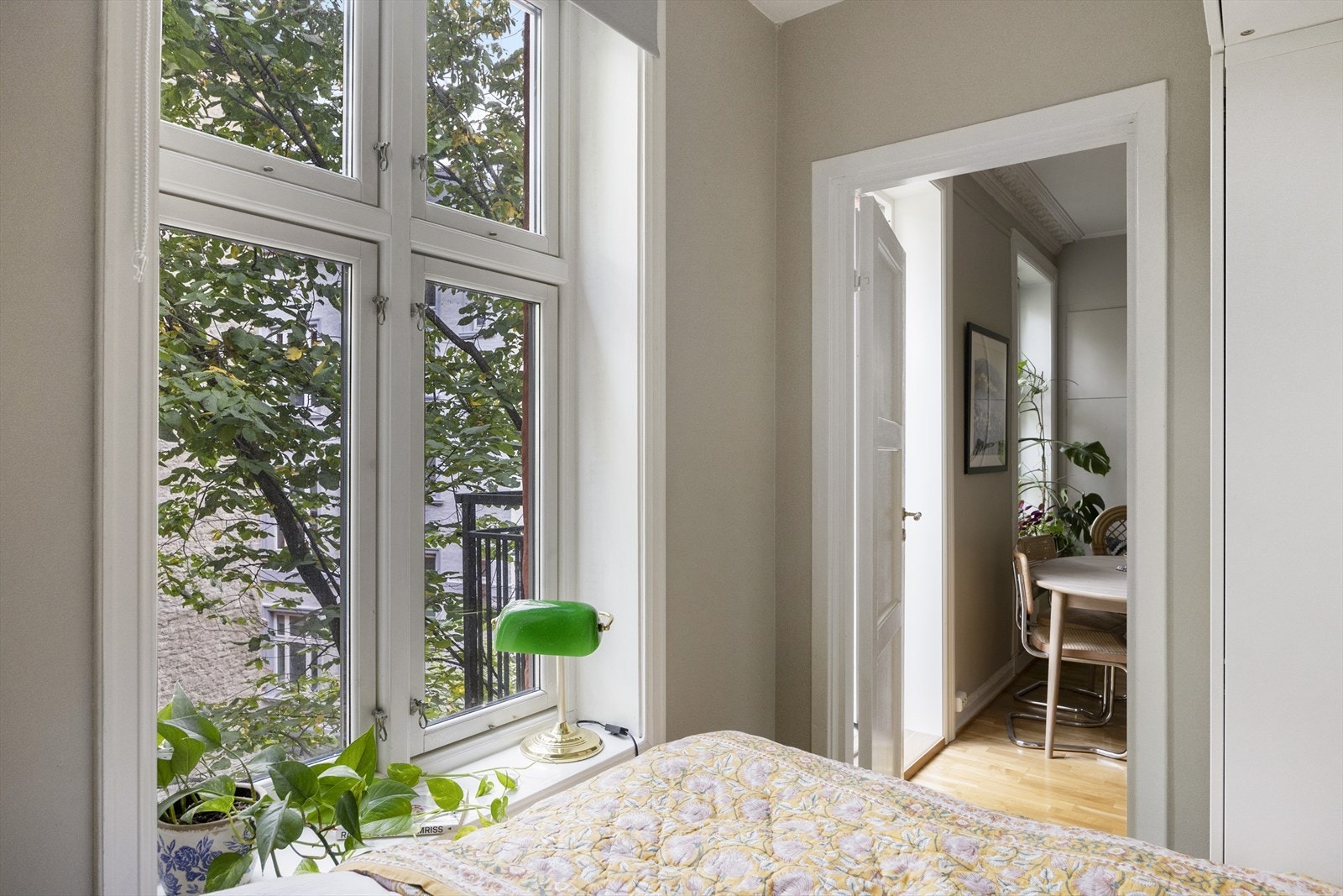 Det er smarte oppbevaringsløsninger som utnytter plassen på soverommet. Galleribilde