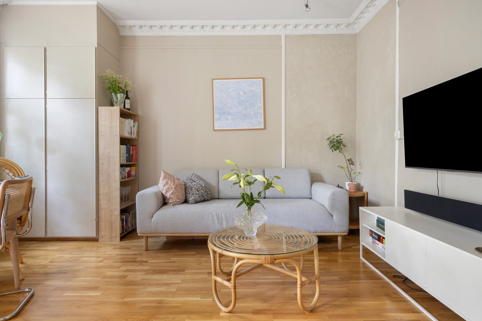 Videre har stuen et plassbygget garderobeskap med glatte fronter som gir rom for ekstra oppbevaring. Galleribilde