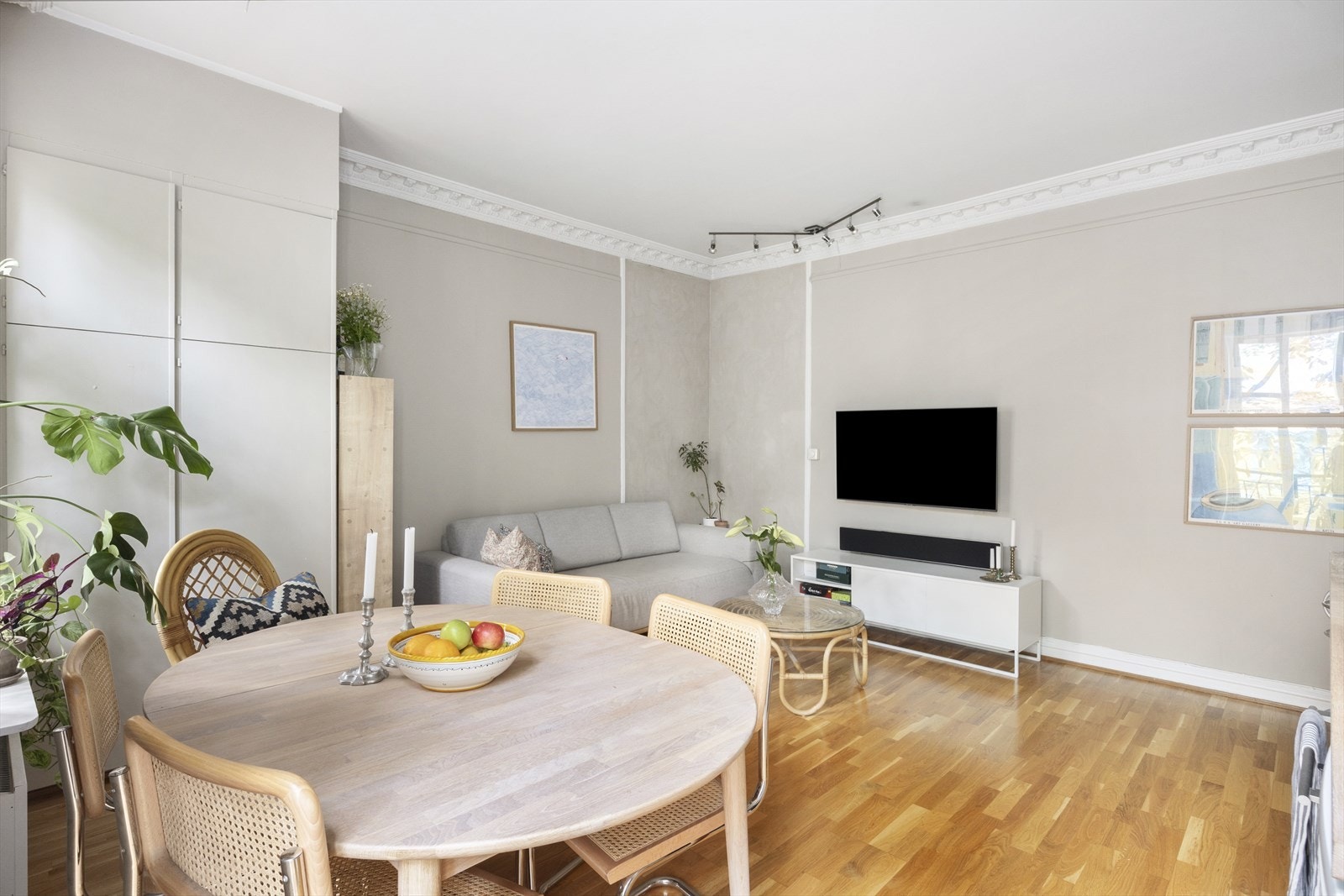 Rommet holder en god takhøyde på ca. 2,81 meter og har en teglsteinspipe og brannmur forblendet med malte fliser. Galleribilde