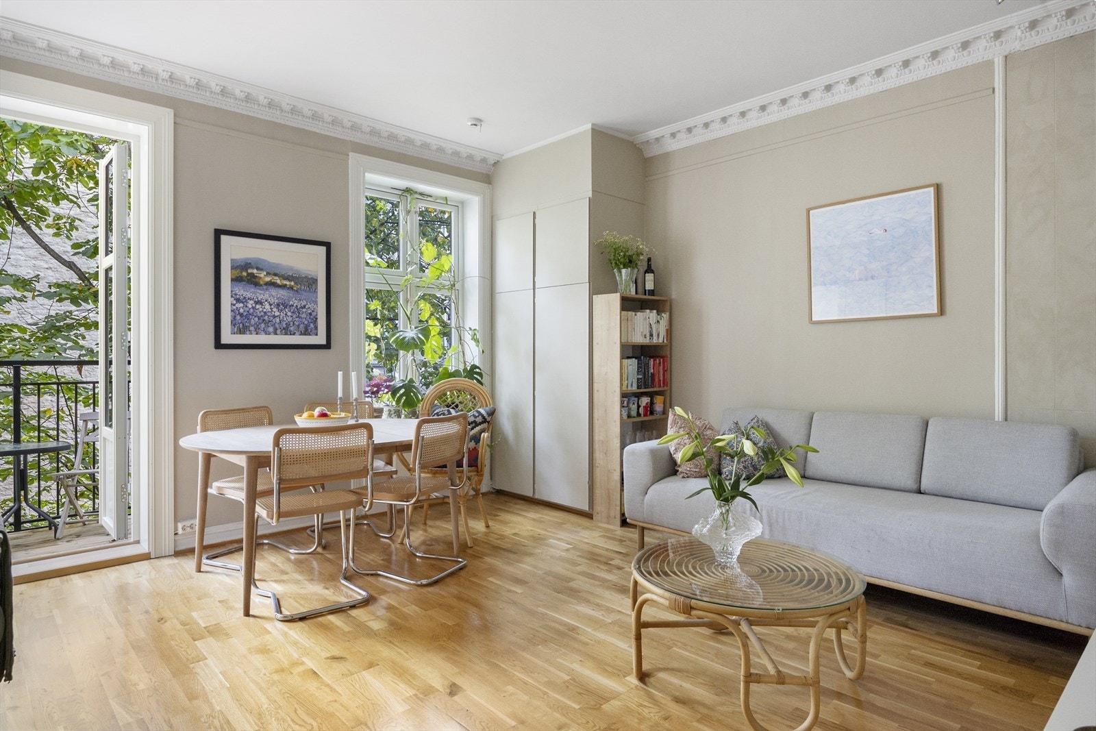 Stuen har en delikat farge på veggene og original himling med stukkatur som gir rommet et romantisk preg. Galleribilde