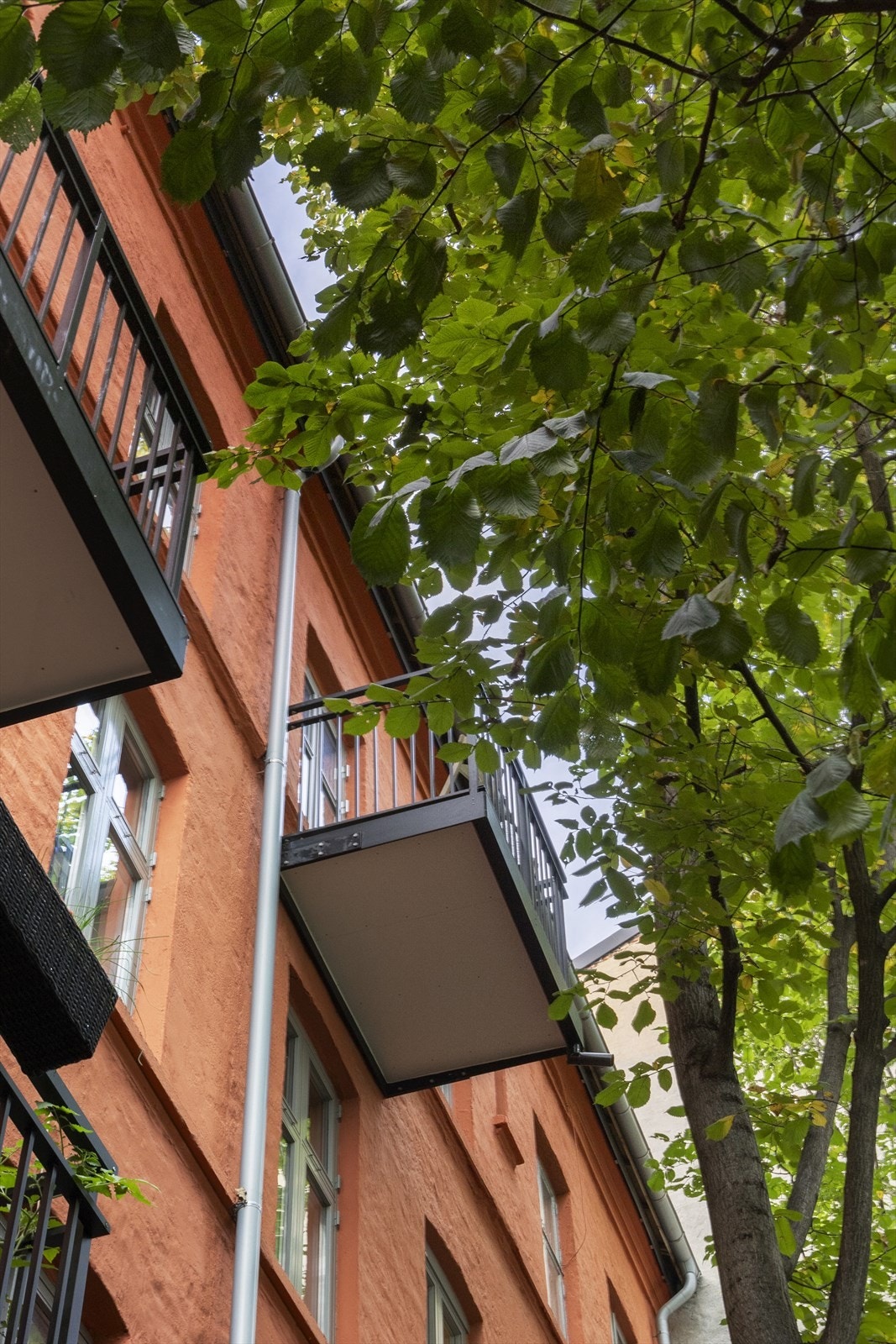 Balkong sett fra bakgård. Galleribilde