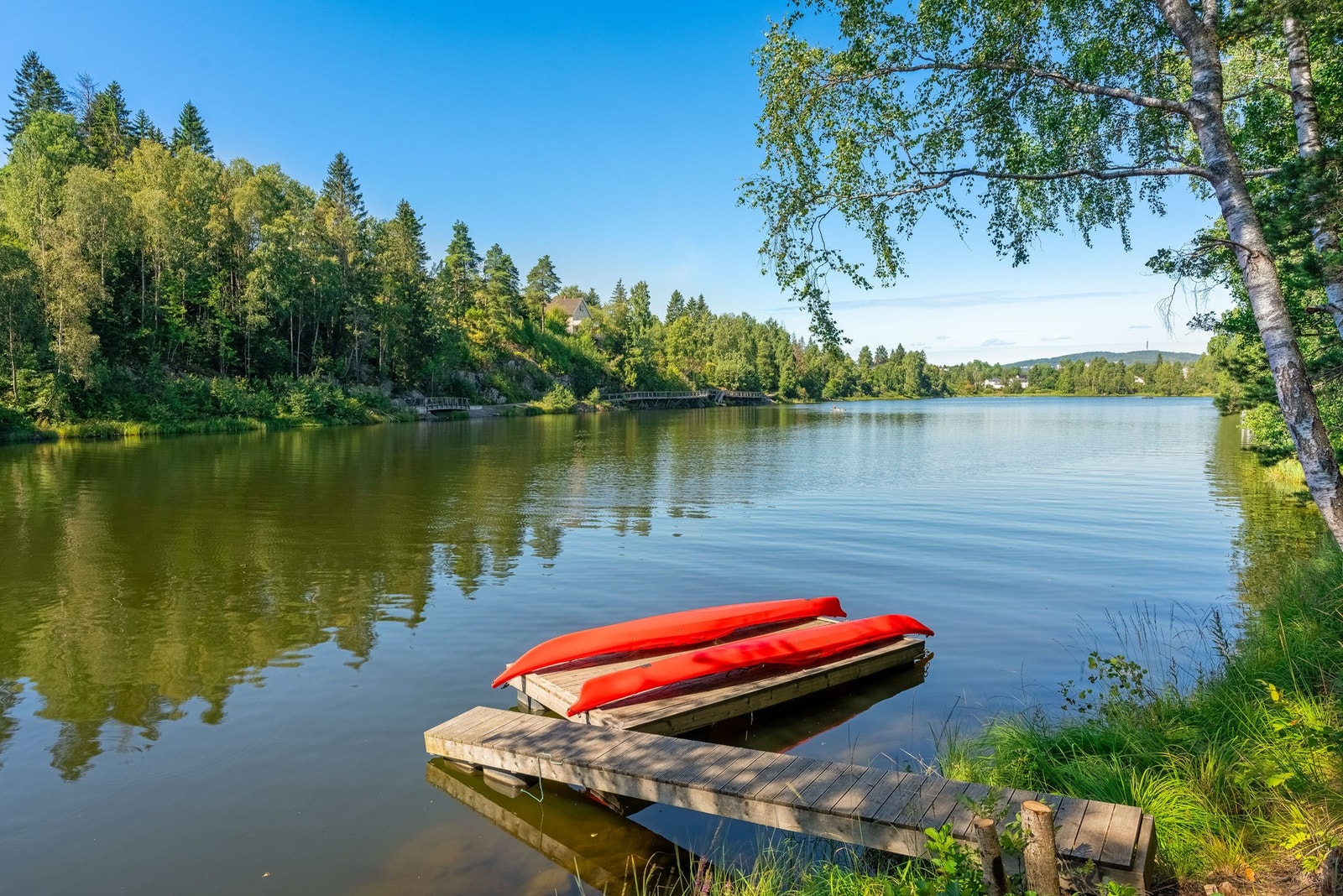 Langvannet er et ypperlig sted for et bad med sandstrand, flytebrygge, HWC-toalett, landgang, grill og sittegruppe. Galleribilde