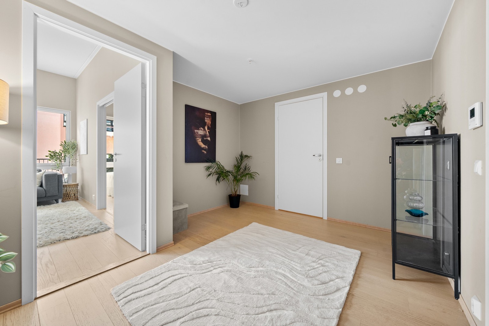 Det første du møter er en svært romslig entré med plass til både garderobeskap, kontorhjørne eller det du måtte ønske Galleribilde