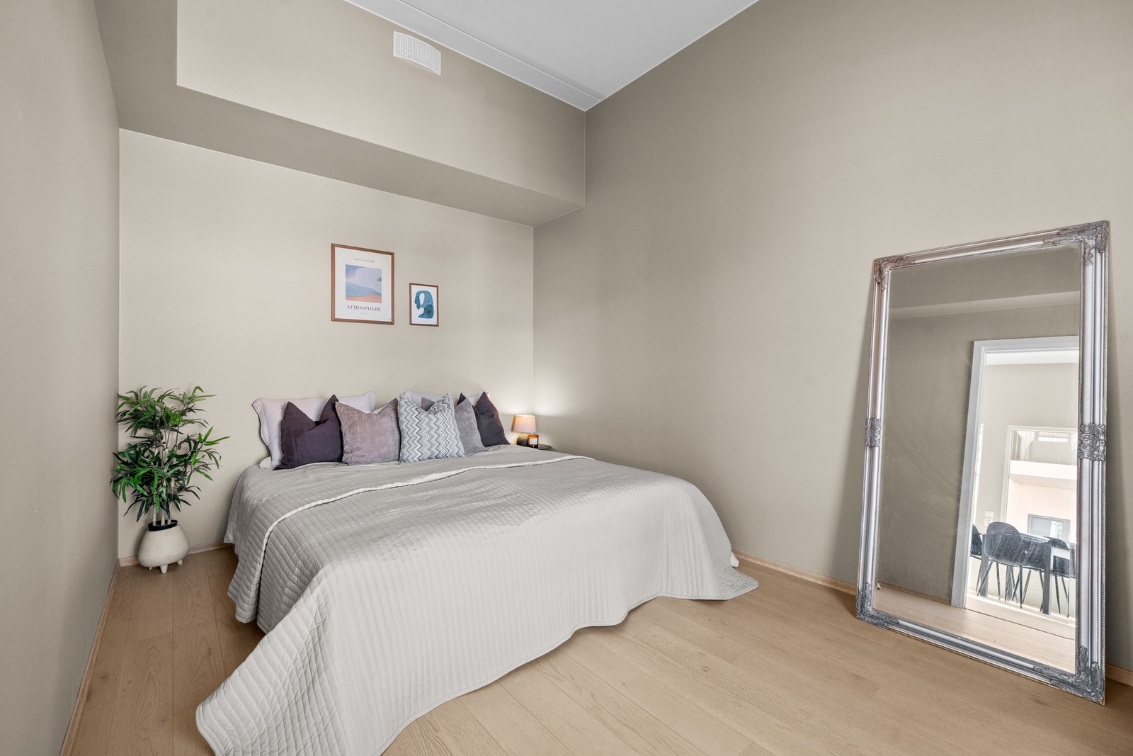 Stort hovedsoverom med plass til dobbeltseng, garderobeskap, kommode og speil. Galleribilde