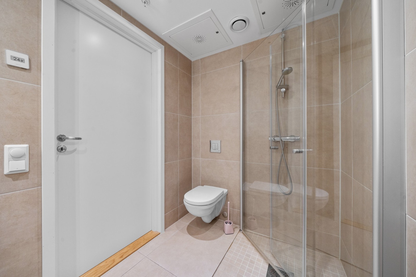 Badet har vannbåren gulvvarme, downlights i himling og dusjhjørne med foldbare glassdører Galleribilde