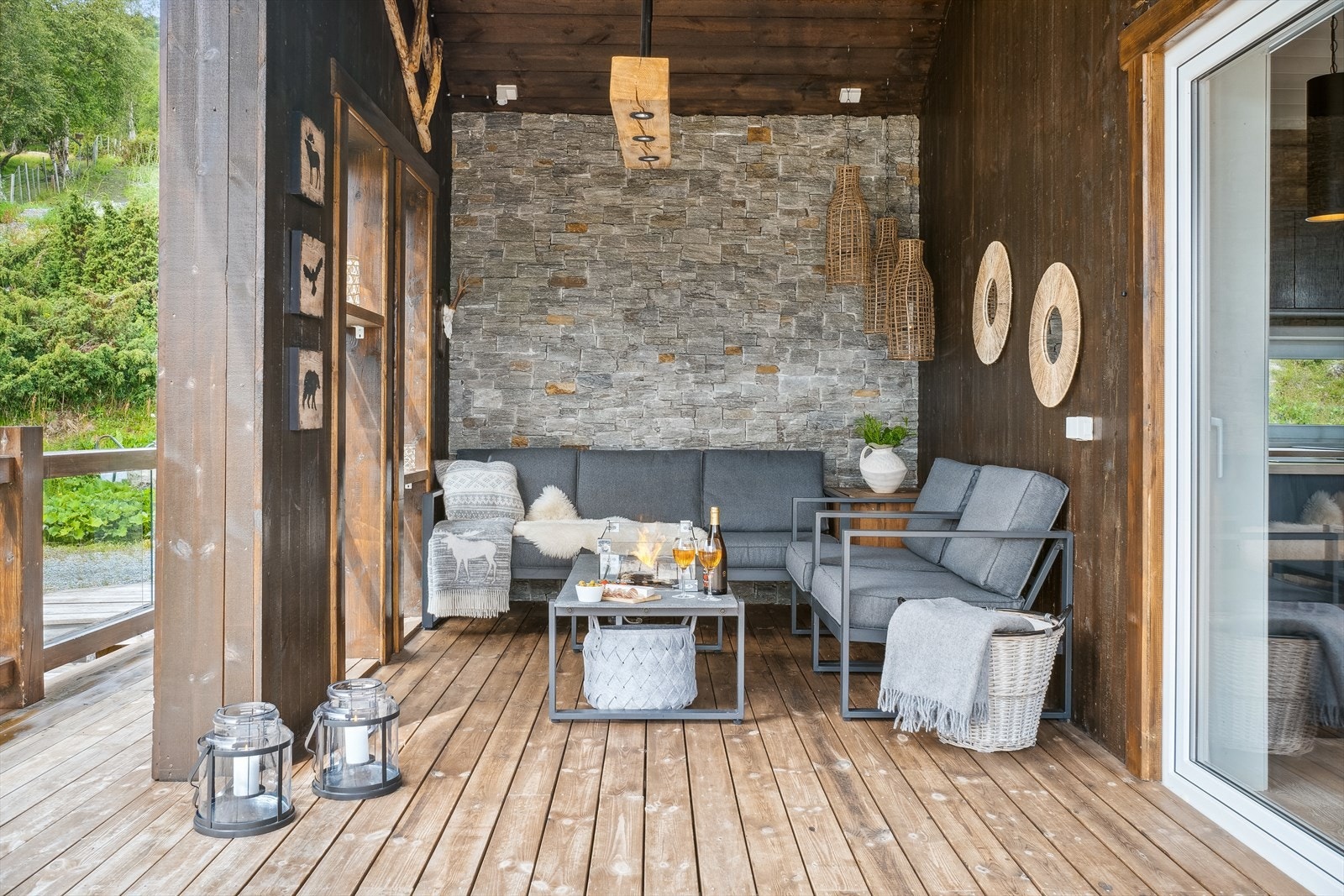 Koselig sittegruppe under tak. Galleribilde