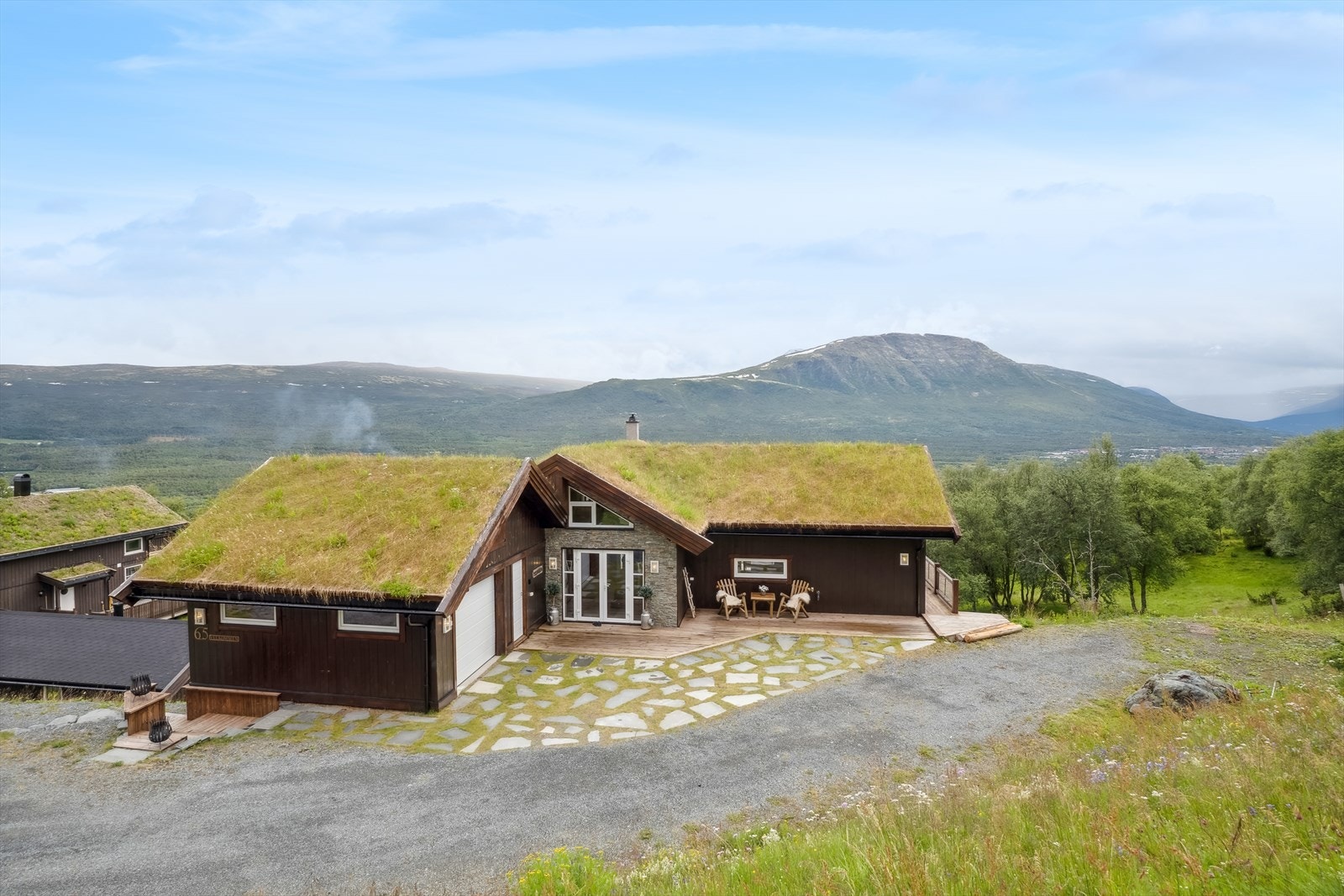 Hytta ligger tilbaketrukket i øvre del av Gorsetgrenda, med nydelig utsikt mot Almannberget og Oppdal sentrum. Galleribilde