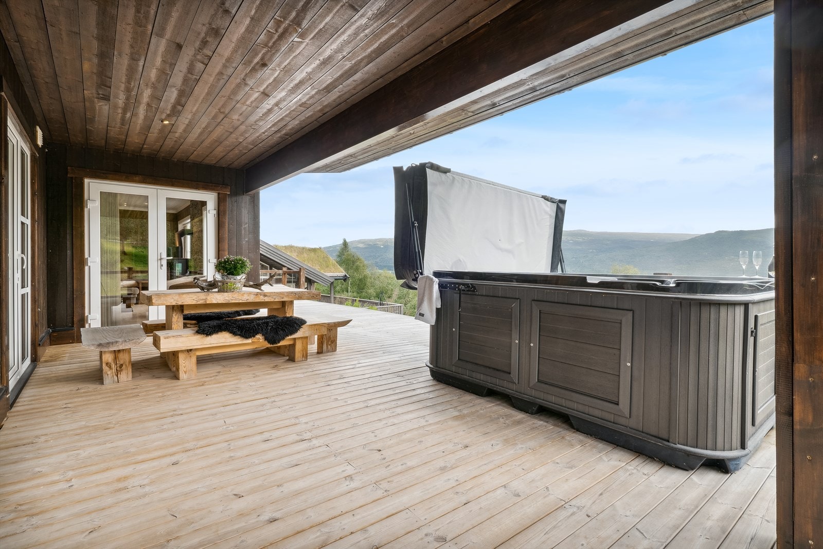 Stor terrasse med god plass til møblement (Jacuzzi medfølger ikke i salget). Galleribilde