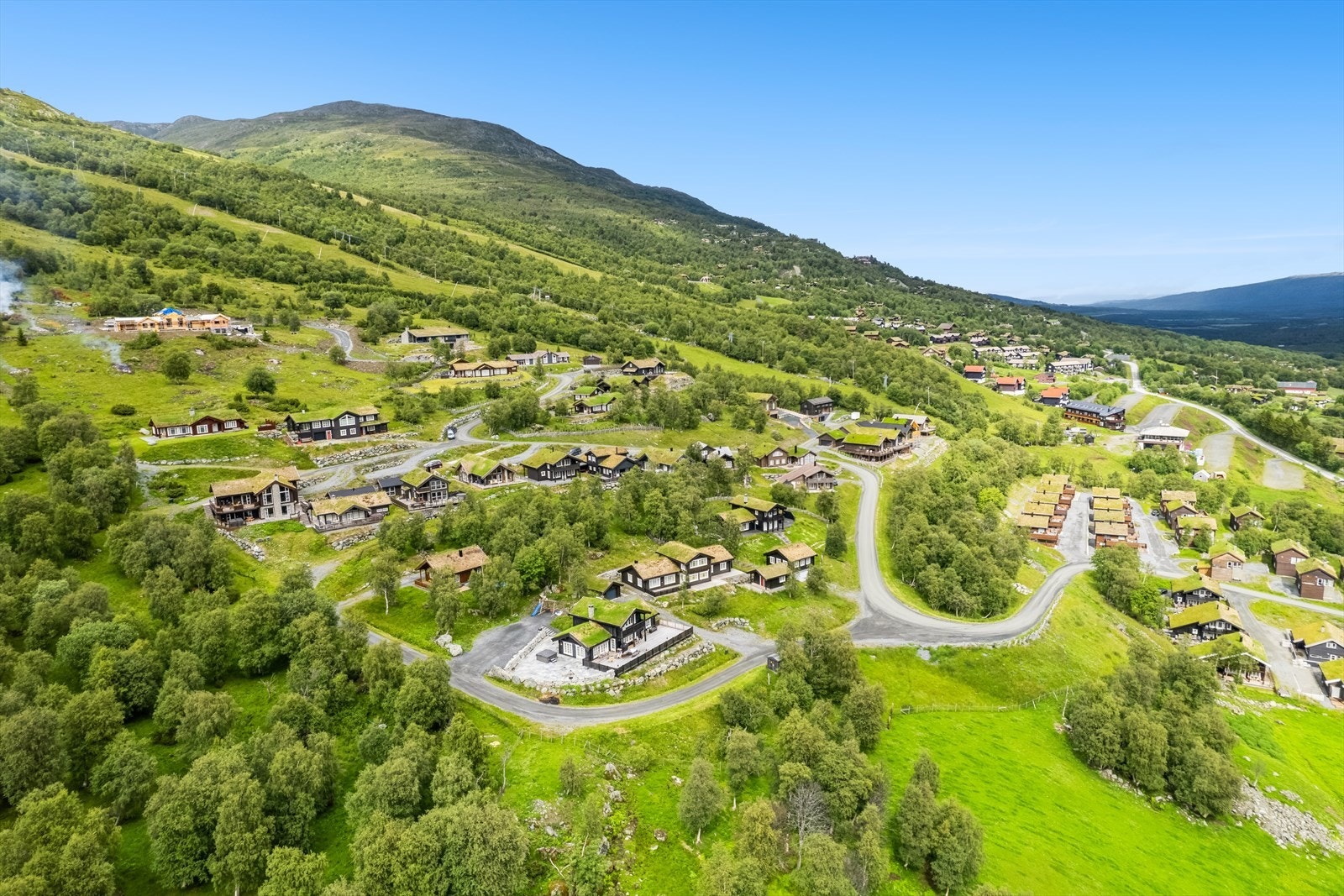 Fra hytta er det ski in/out til Oppdal skisenter, så her kan man spenne på seg skiene rett utenfor døra og nyte herlige vinterdager. Galleribilde