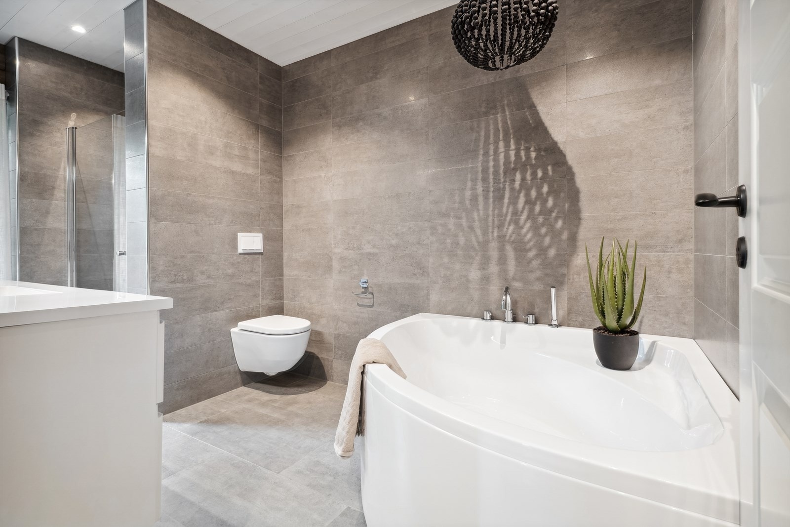 Gulvvarme, badekar og downlights i himling. Galleribilde