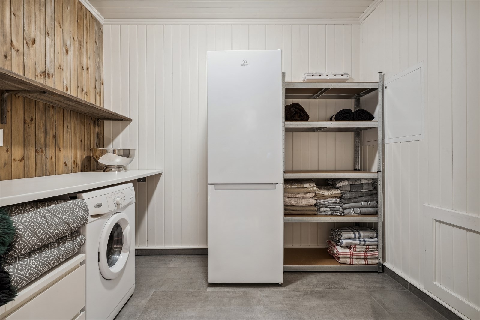 Veldig praktisk med eget vaskerom. Vaskerommet er på ca. 6 kvm. Galleribilde