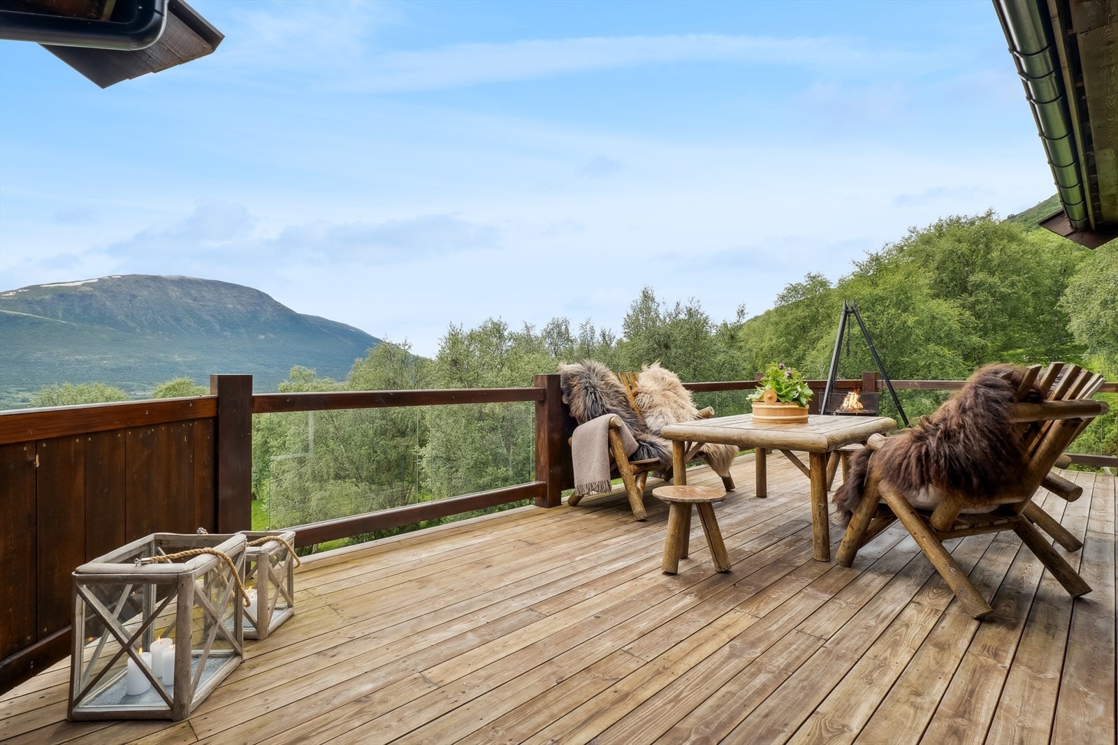 Eiendommen har fine uteområder. Det er terrasse utenfor både sokkel og 1. etasje. Galleribilde