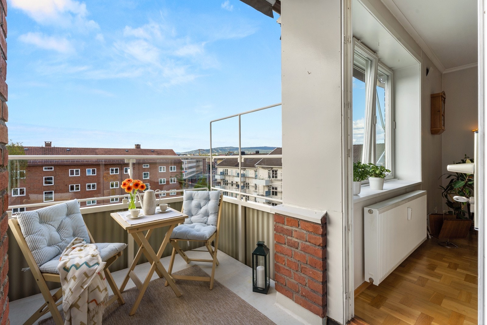 Fra stuen er det direkte adkomst til en vestvendt balkong på 5 m². Galleribilde