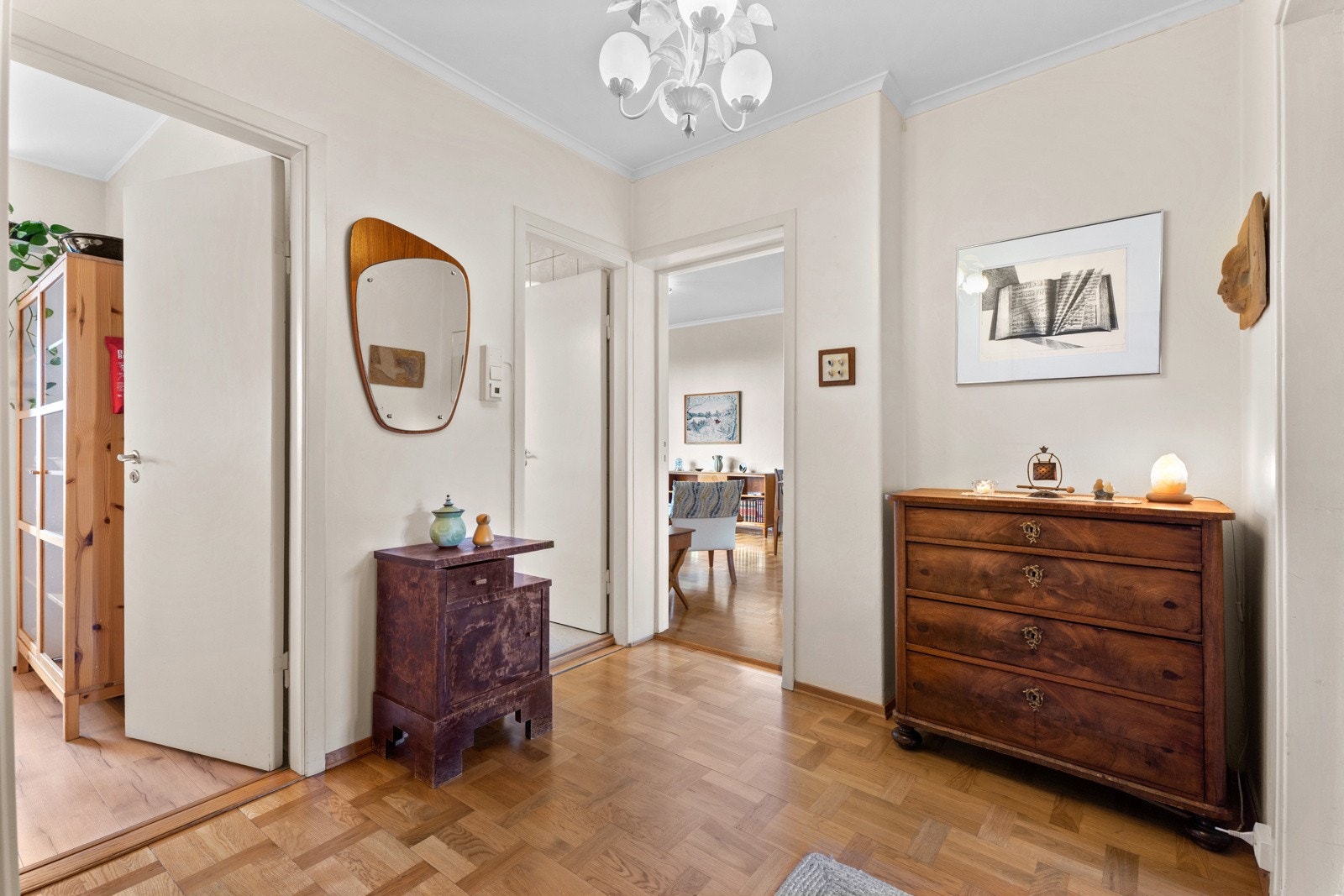 Velkommen inn! Lys og luftig entré som gir et godt førsteinntrykk av leiligheten. Galleribilde