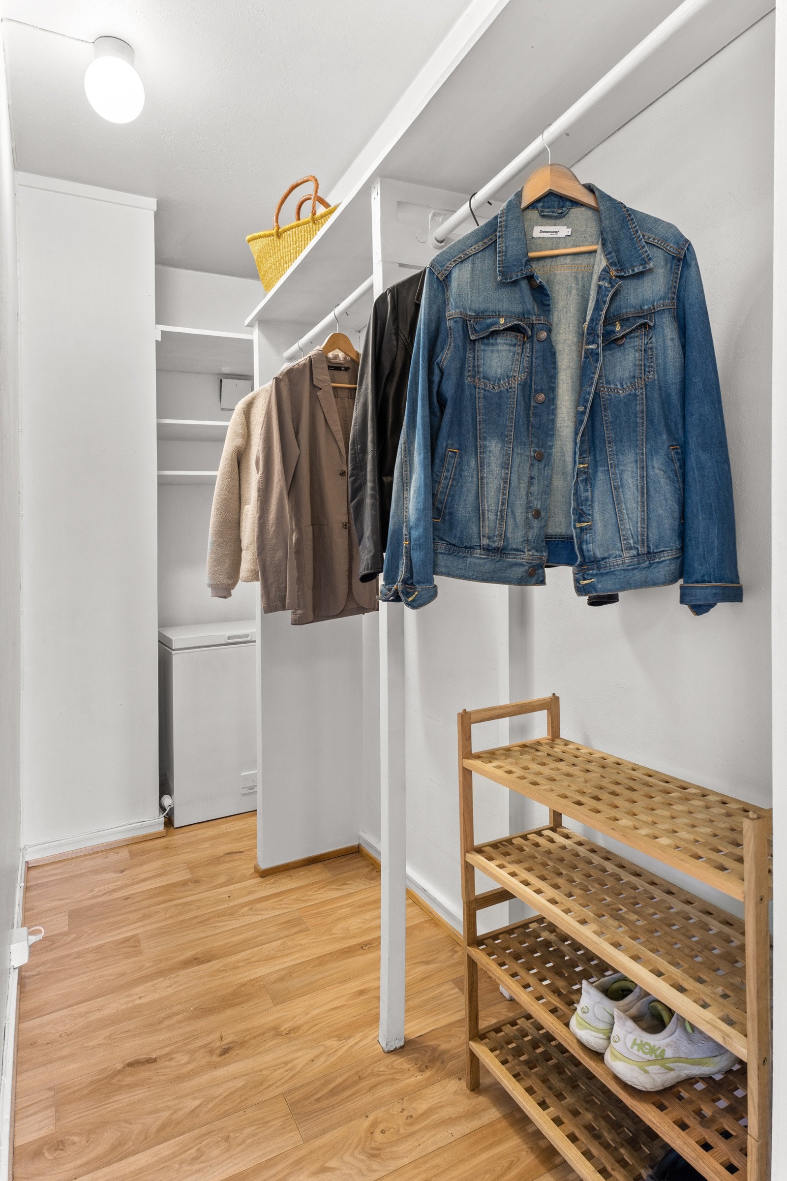 Fra entré har du adkomst til en innvendig bod på ca. 4 m² med god plass til sko og henge fra seg yttertøy.. Galleribilde