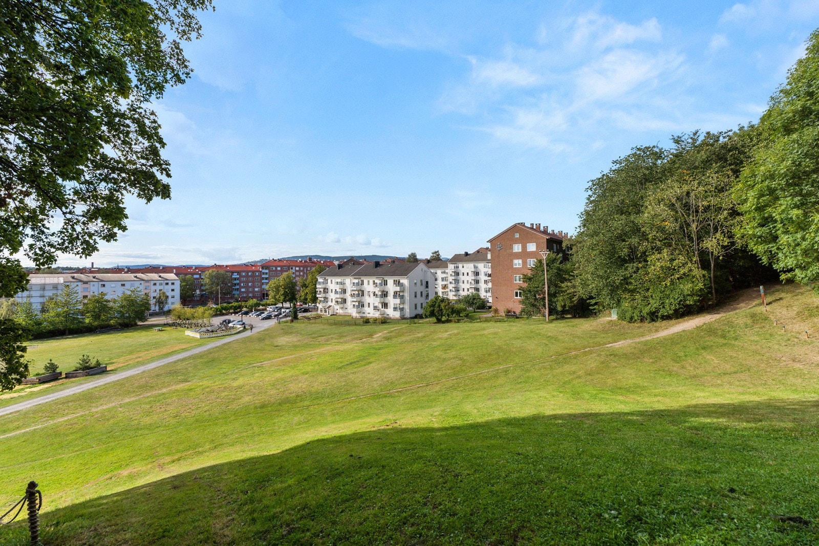 Ola Narr parken er nærmeste nabo til borettslaget. Galleribilde