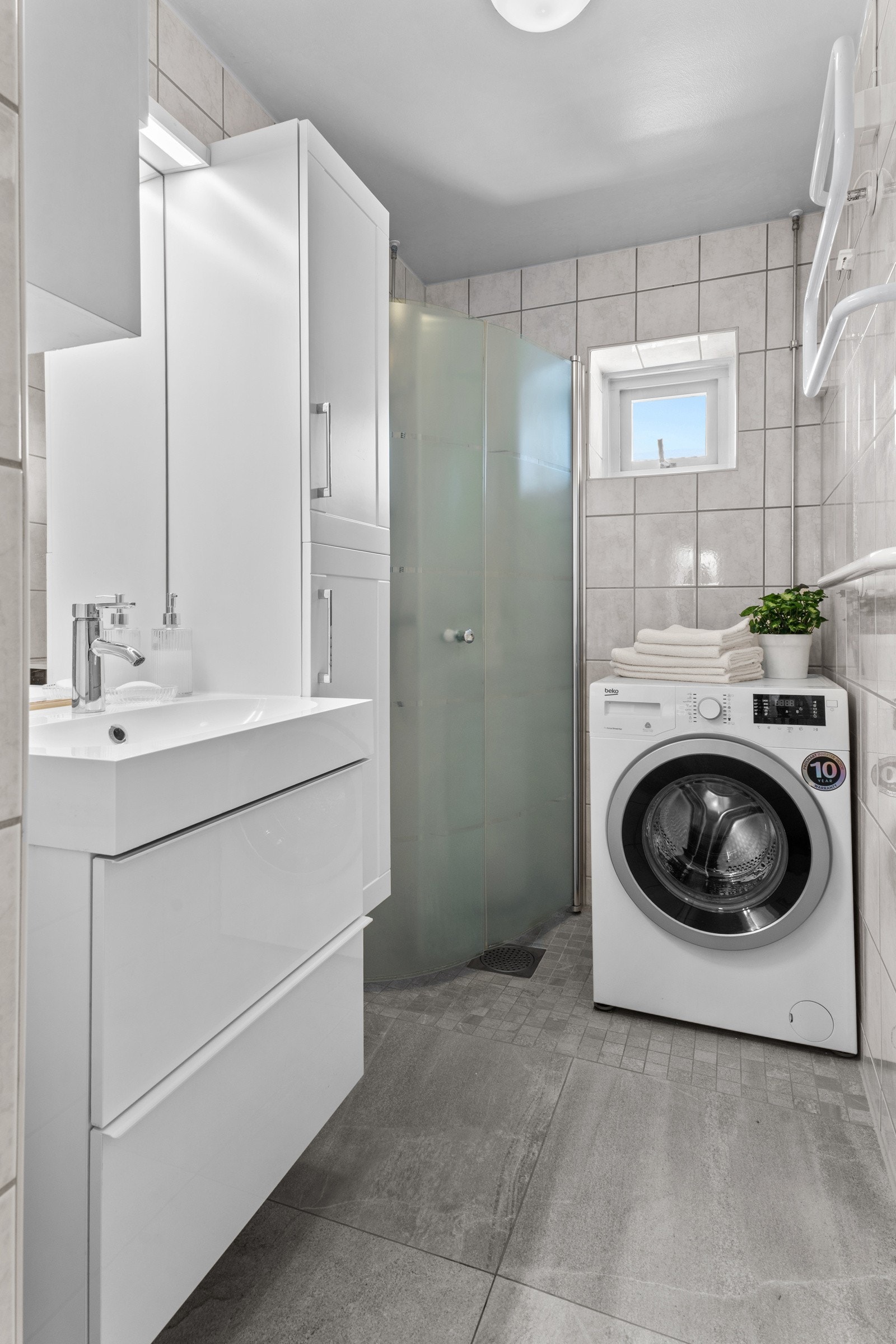 Pent, flislagt baderom med gulvvarme. Badet er fra 2006, pusset opp i regi av borettslaget. Badet ble oppgradert i 2019 med nytt gulv og nye varmekabler. Galleribilde