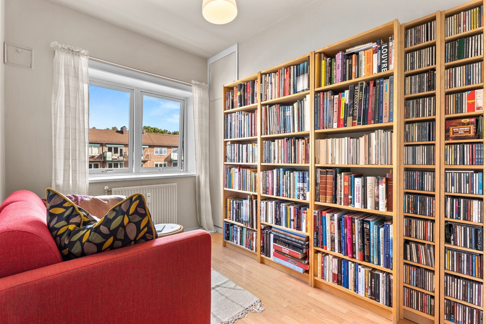 Det andre soverommet er også av god størrelse, med plass til dobbeltseng, nattbord, skrivebord, garderobeskap. Galleribilde