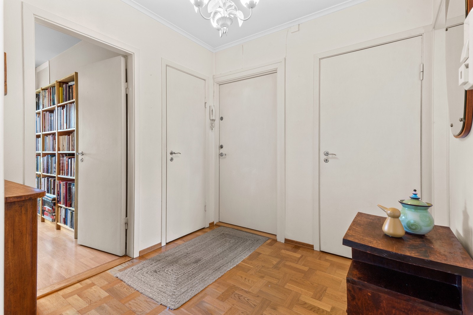 Adkomst via felles trappegang med callinganlegg. Entré har god plass til skapløsninger eller annet møblement. Galleribilde