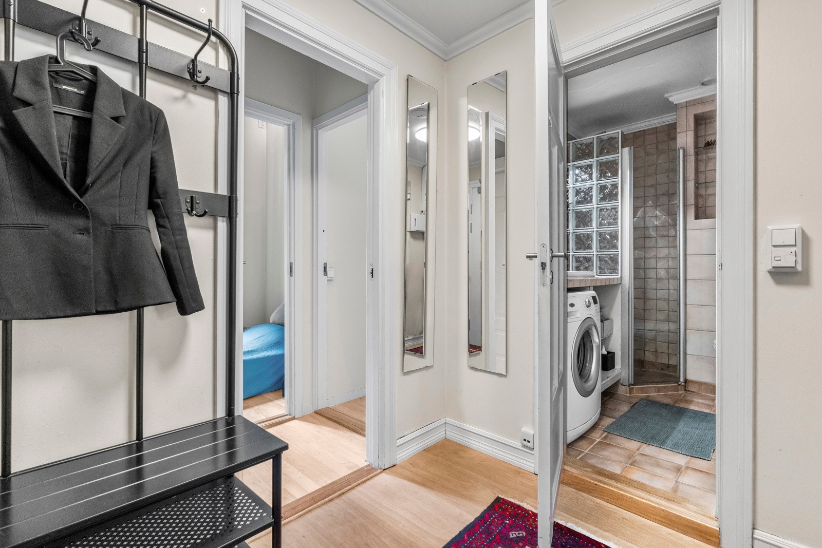 Du har naturlig plass til en kommode/skohylle og plass til knagger for å henge av deg yttertøy. Galleribilde